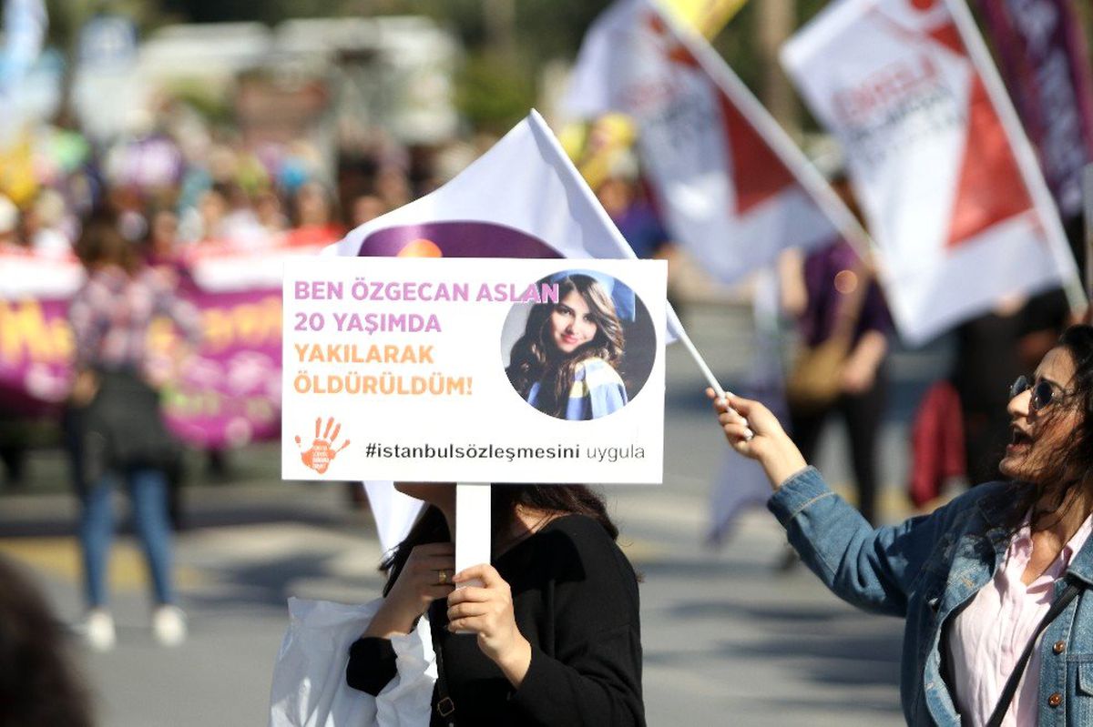 Mersinli kadınlardan "8 Mart" yürüyüşü
