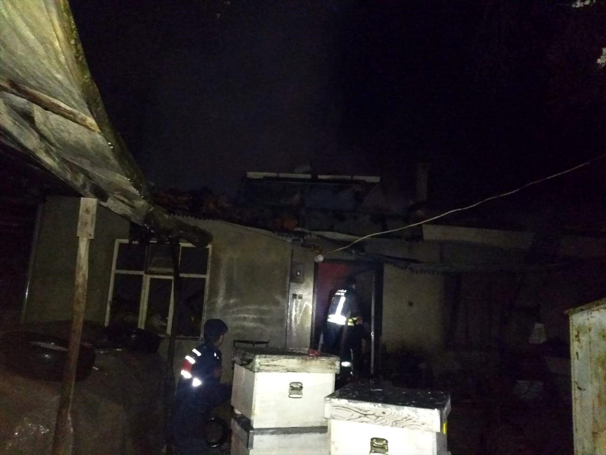 Muğla\'da yanan ev kullanılamaz hale geldi