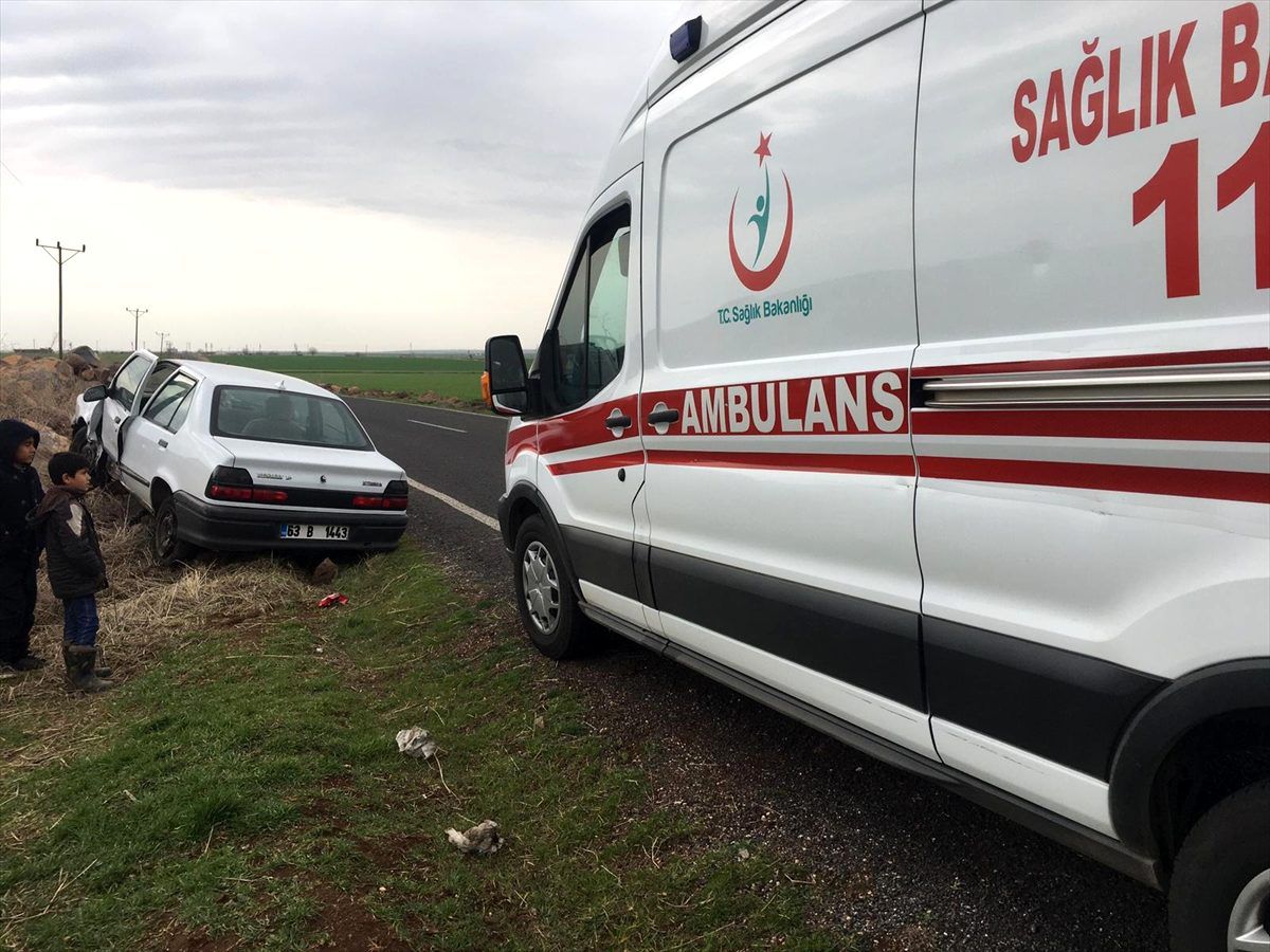 Şanlıurfa\'da devrilen otomobildeki 3 çocuk yaralandı