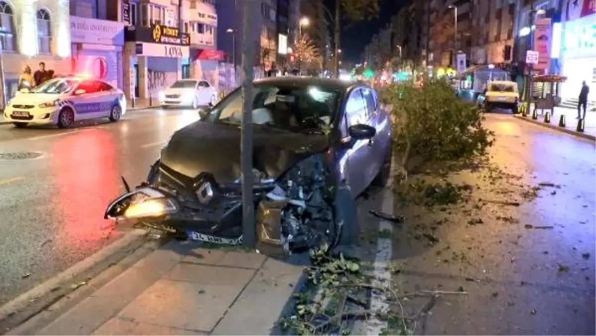 Şişli\'de kontrolden çıkan otomobil refüjdeki ağaçlara çarptı