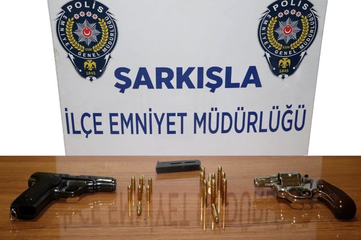 Şüphe ile durdurulan araçta silah ele geçirildi
