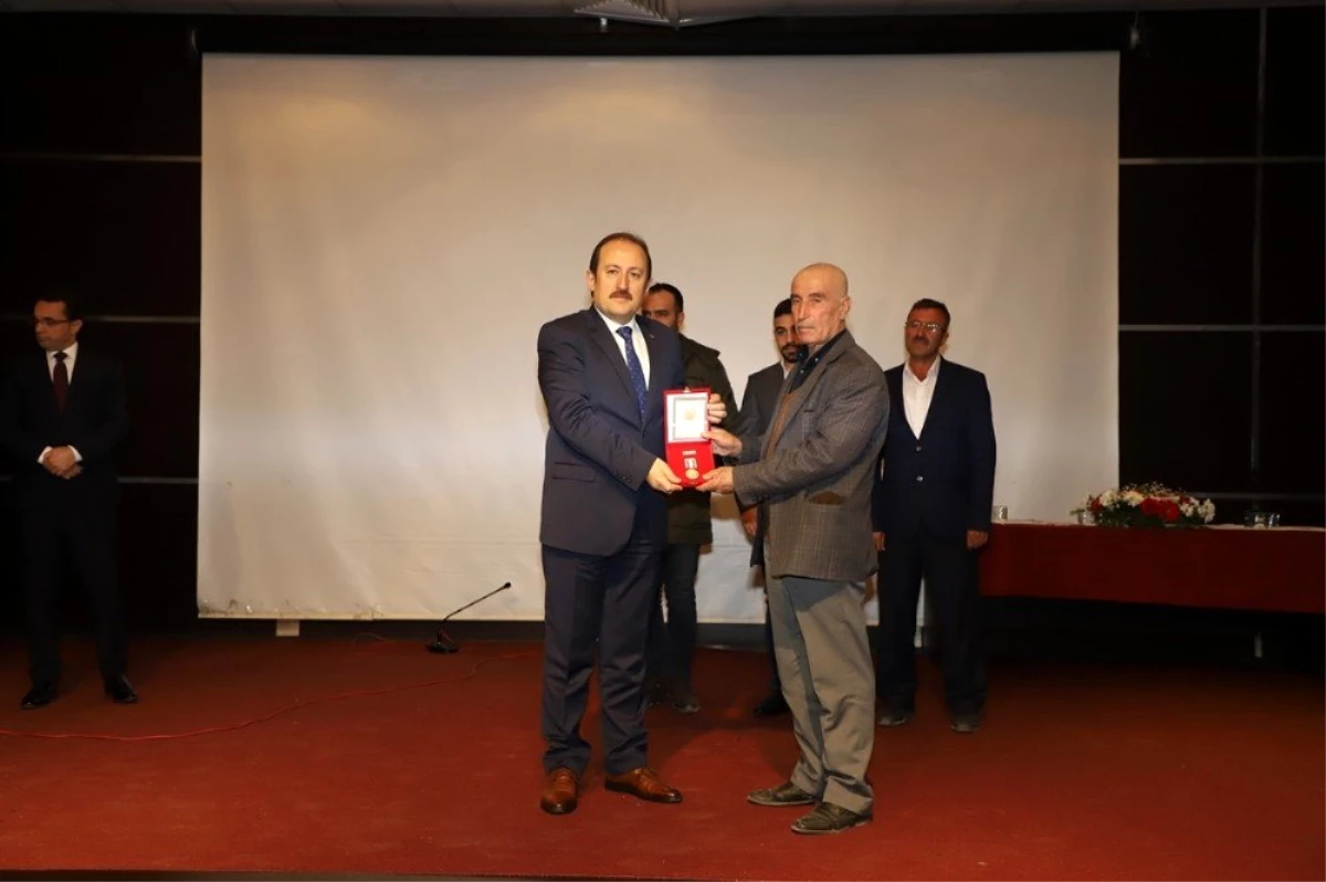 Vali Pehlivan, Cizreli Kıbrıs Barış Harekatı gazilerine madalyalarını takdim etti