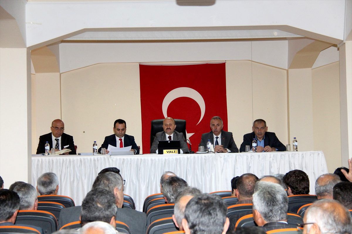 Vali Varol Taşova\'da muhtarlarla buluştu