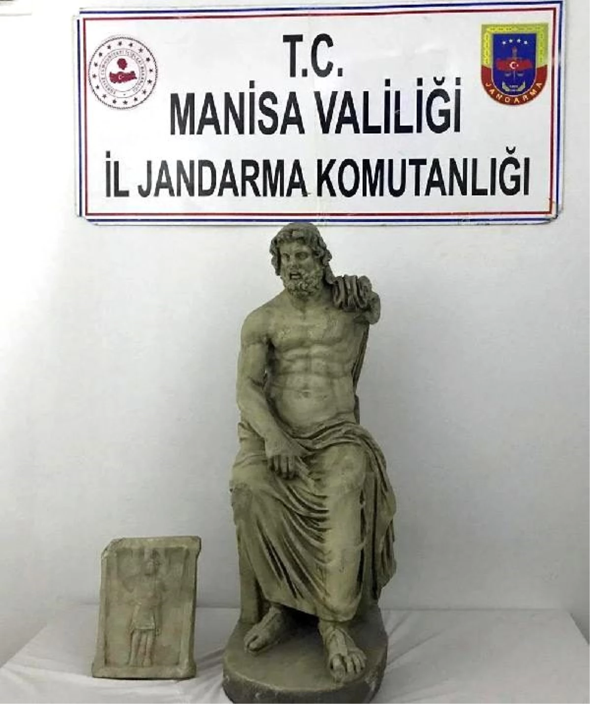 Zeus heykelini satmaya kalkışan 6 kişi gözaltında