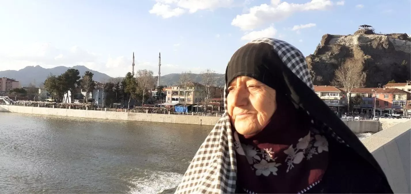 49 yıldır ev temizliğine giderek geçimini sağlıyor