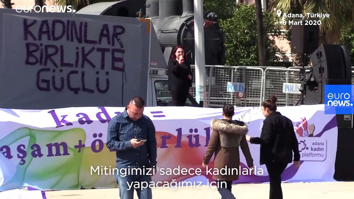 Adana\'da düzenlenen 8 Mart Kadınlar Günü mitingine erkekler alınmadı