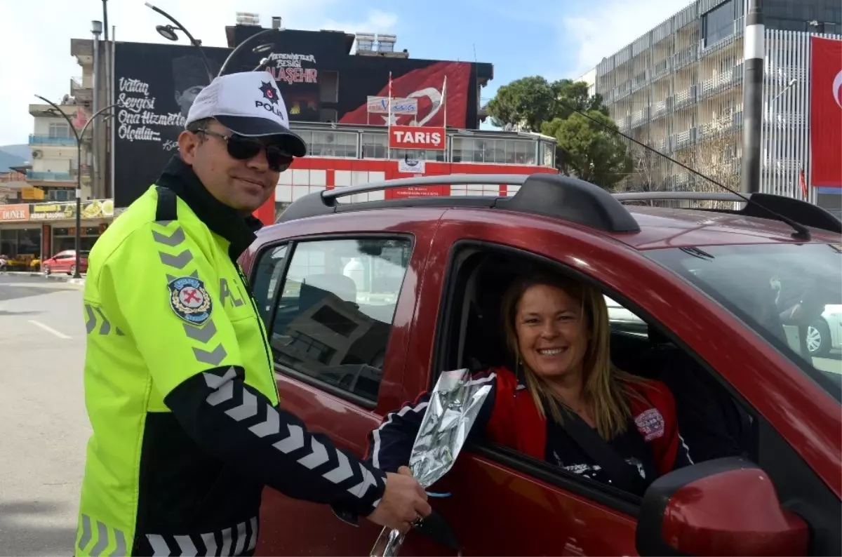 Alaşehir ve Selendi polisinden kadın sürücülere çiçek