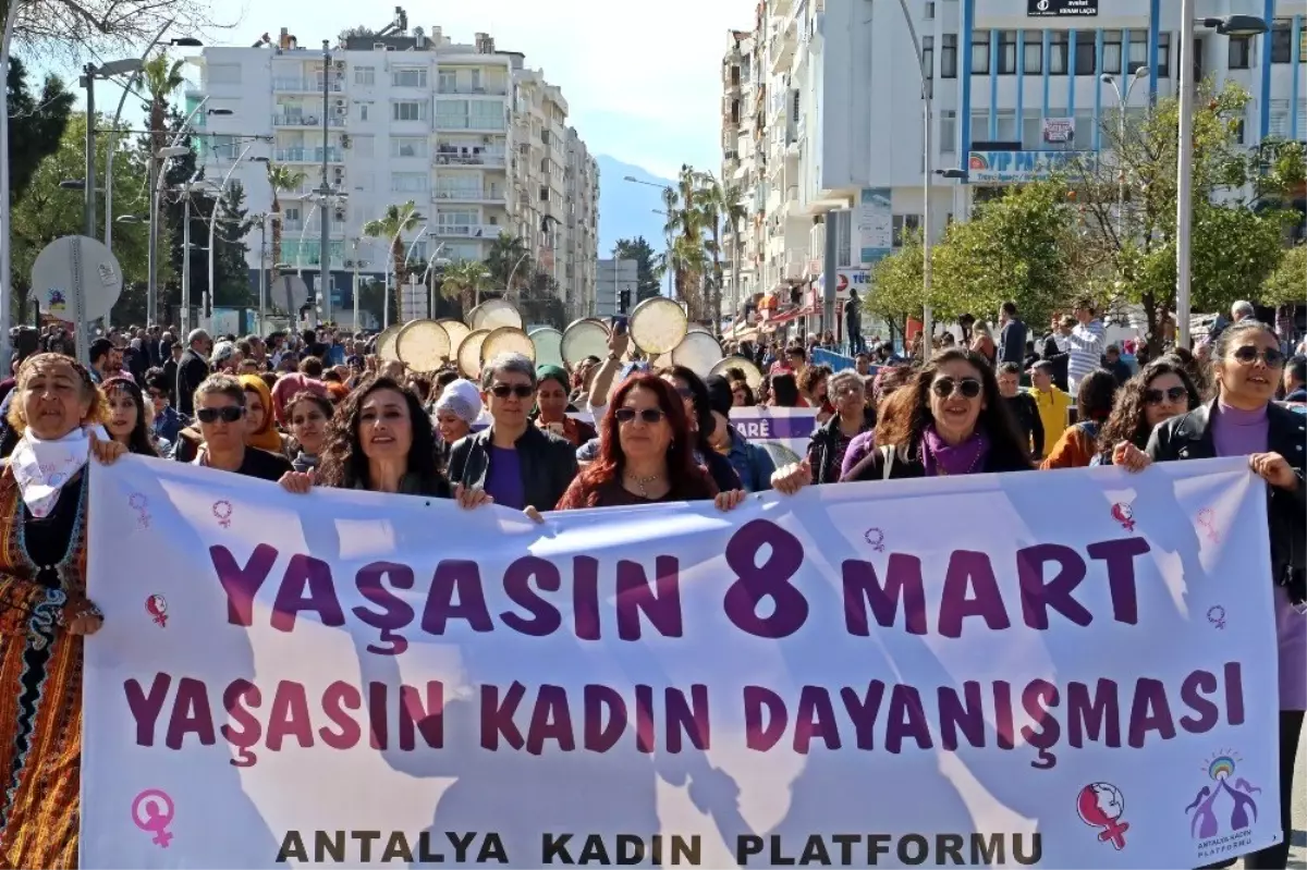 Antalya\'da karnaval havasında kadınlar günü yürüyüşü