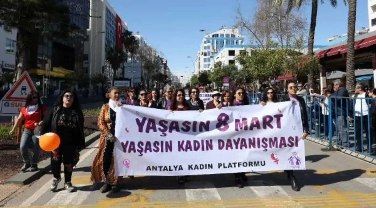 Antalyalı kadınların 2 kilometrelik \'8 Mart\' yürüyüşü