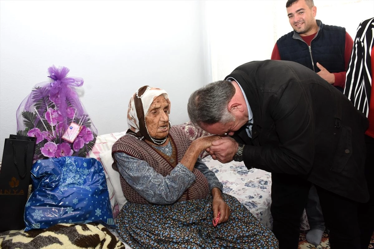 Aydın\'da 109 yaşındaki Ayşe Nine\'ye Kadınlar Günü kutlaması