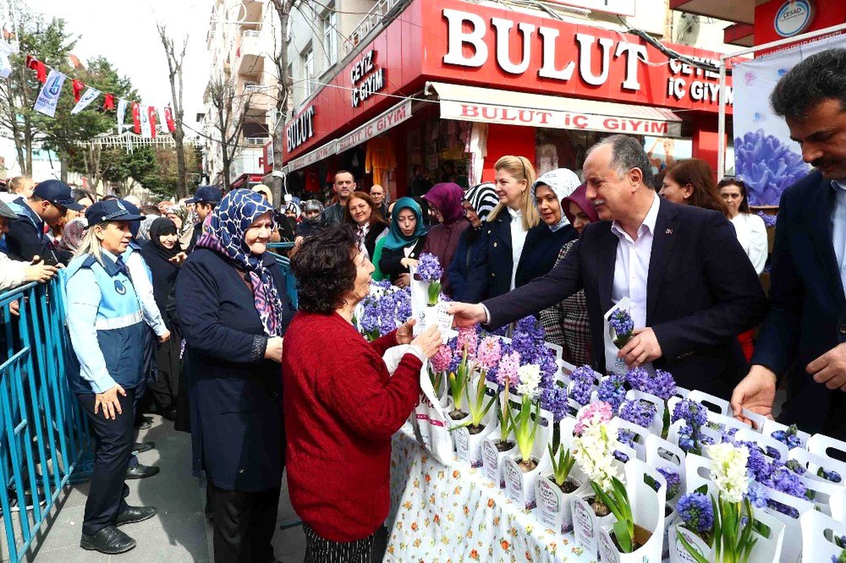 Bağcılar Belediyesi\'nden kadınlar gününde 10 bin sümbül