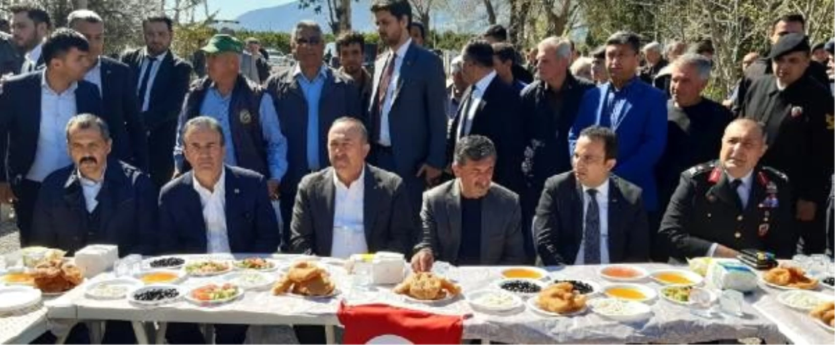 Bakan Çavuşoğlu\'ndan şehit ailesine taziye ziyareti