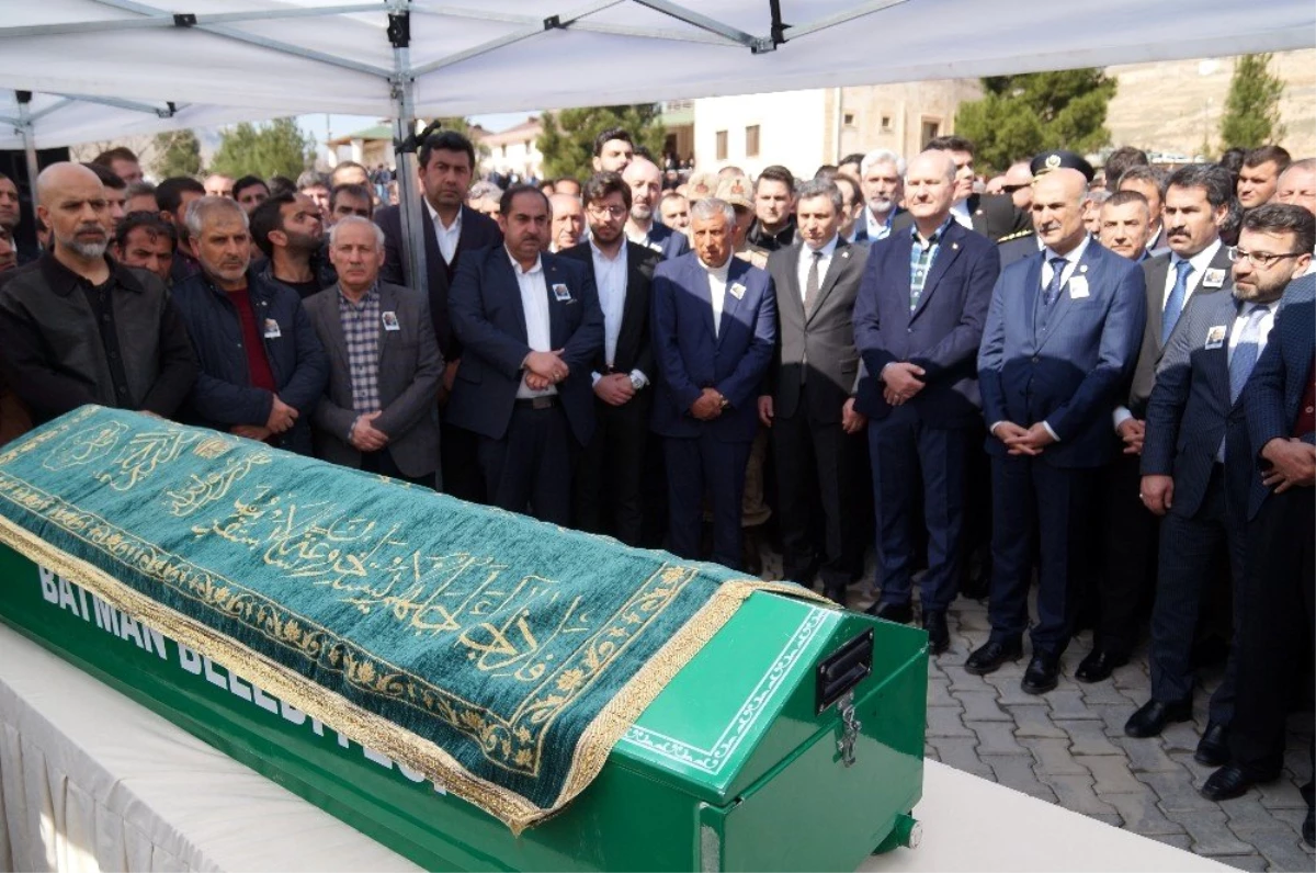 Bakan Soylu husumetli aileleri barıştırmak isterken hayatını kaybeden Ferit Özdemir\'in cenazesine...