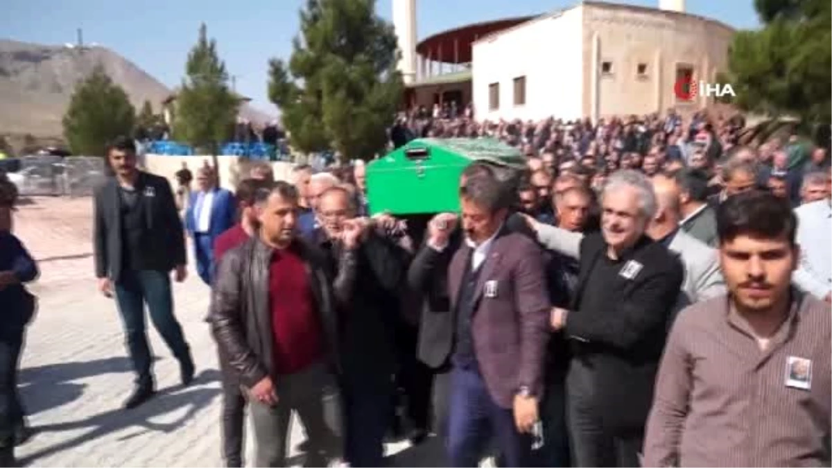 Bakan Soylu, husumetli aileleri barıştırmak isterken hayatını kaybeden Ferit Özdemir\'in cenazesine...