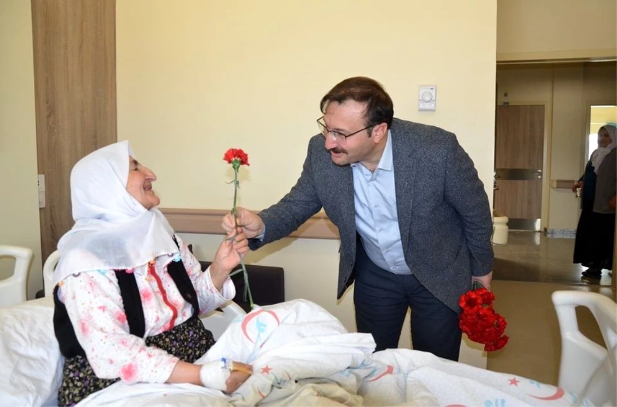 Başkan Doğan, hastane çalışanı kadınları ve hastaları ziyaret edip gül ve hediyeler verdi