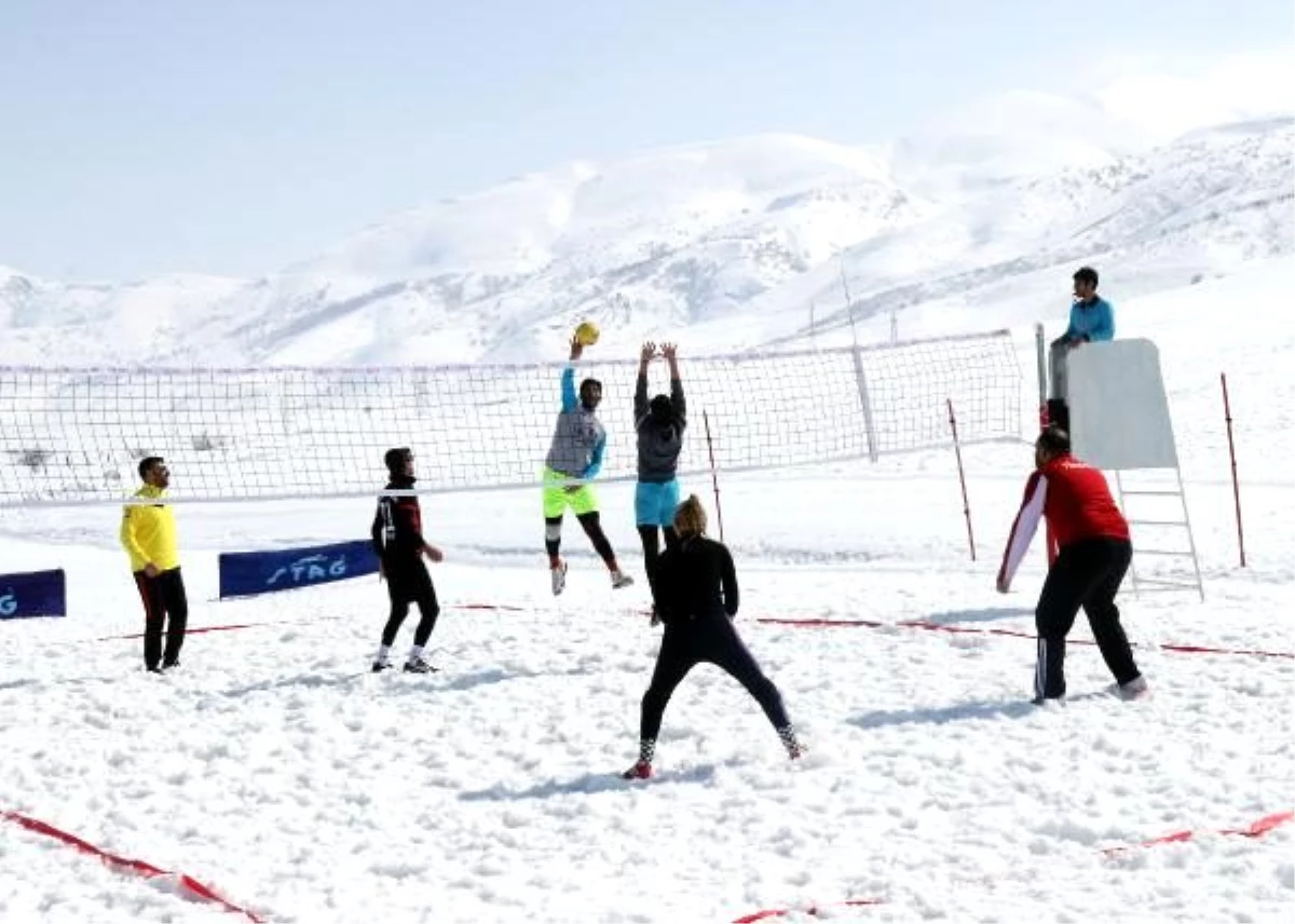 Bitlis\'te, bölgenin ilk kar voleybolu turnuvası düzenlendi