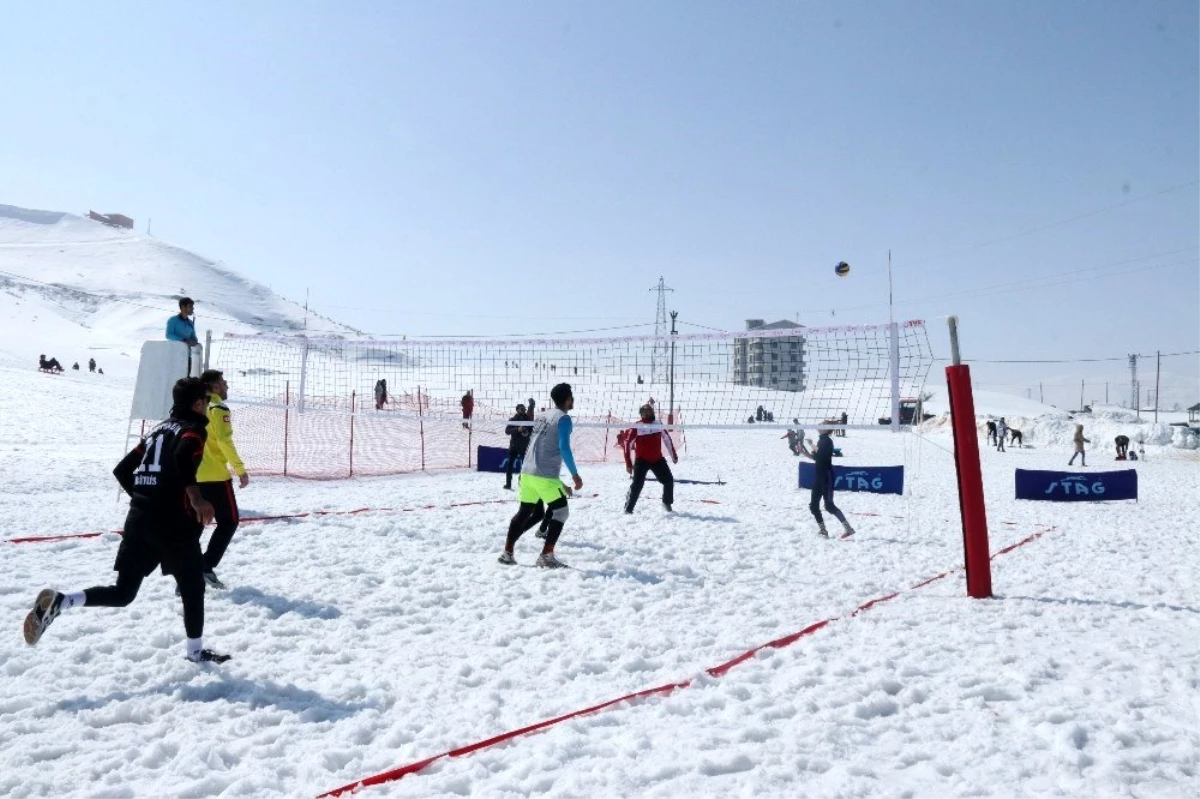 Bitlis\'te ilk kez düzenlenen kar voleybolu büyük ilgi gördü