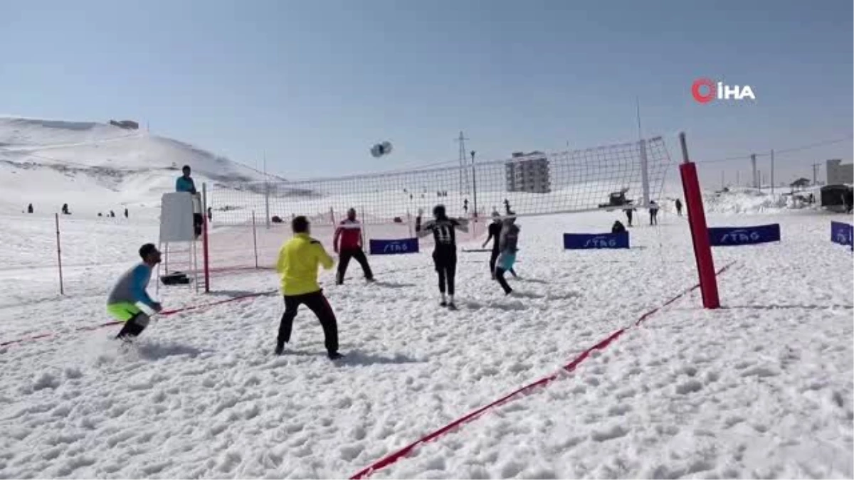 Bitlis\'te ilk kez düzenlenen kar voleybolu büyük ilgi gördü
