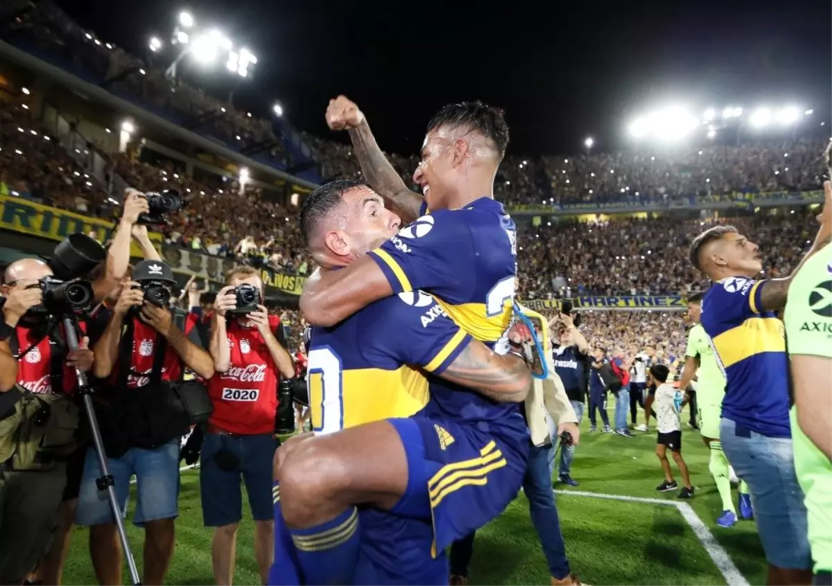 Boca Juniors\'ın şampiyon olduğu maçtan önce Carlos Tevez, Maradona\'yı dudağından öptü