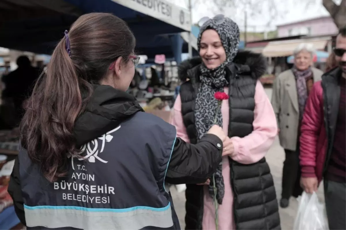 Büyükşehir kadınlara karanfil dağıttı