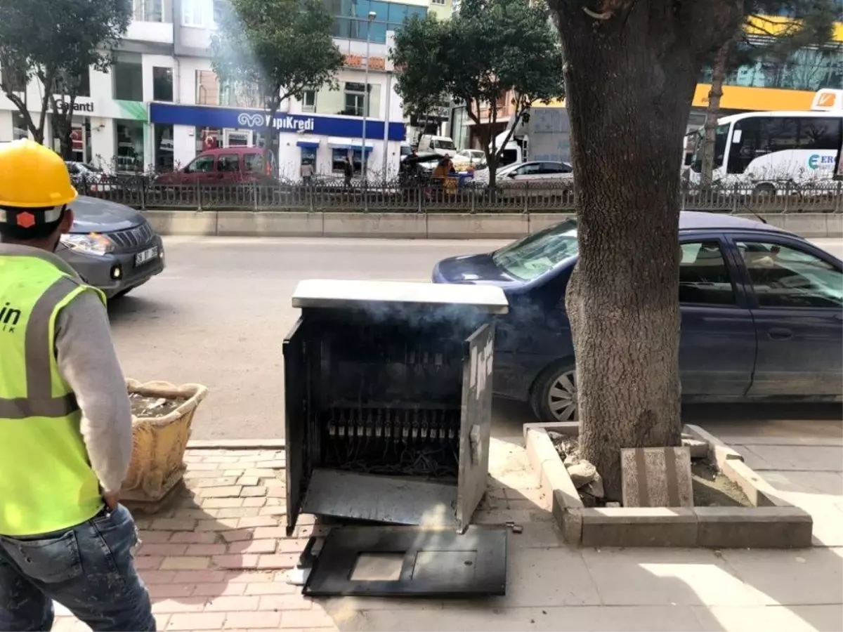 Cadde ortasında yanan elektrik trafosu korkuttu