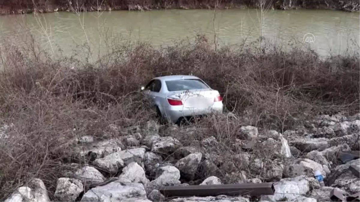 Karabük\'te yoldan çıkan araç, çalılıklar sayesinde dereye düşmekten kurtuldu