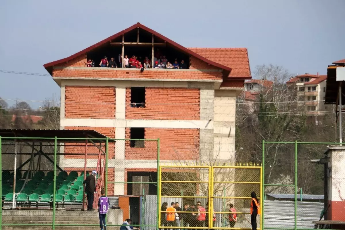 Cezalı maçta takıma destek için taraftarlar binanın tepesine çıktı