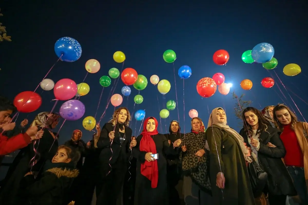 Cinayete kurban giden kadınlar için Kız Kalesi\'nde ışıklı balon uçurdular