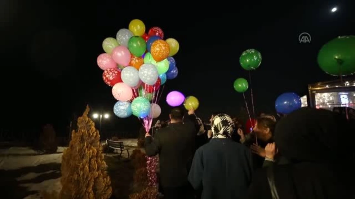 Cinayete kurban giden kadınlar için Kız Kalesi\'nde ışıklı balon uçurdular