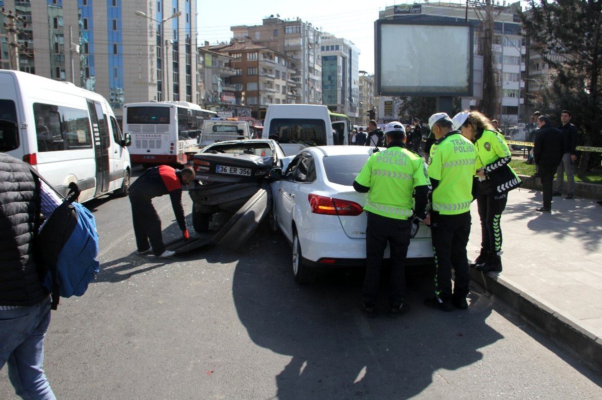 Diyarbakır\'da zincirleme trafik kazası: 10 yaralı