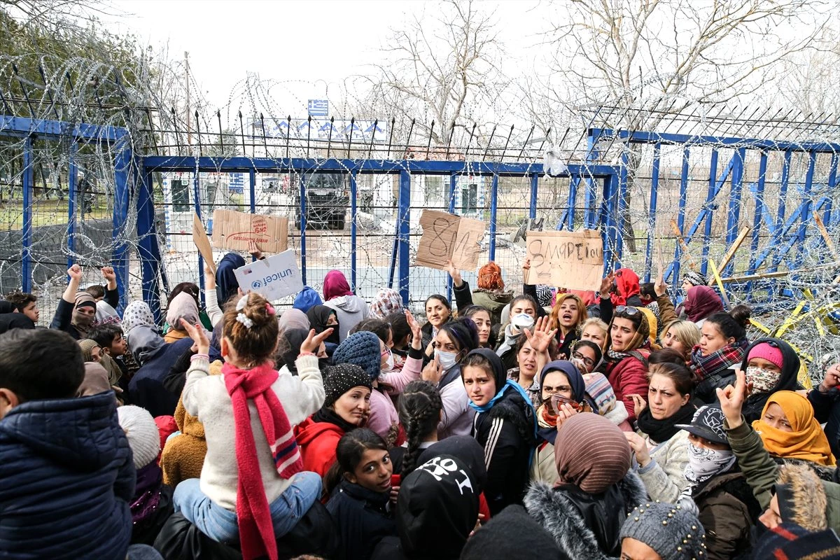 Dünya Kadınlar Günü\'nde sığınmacı kadınlardan "kapıları açın" eylemi