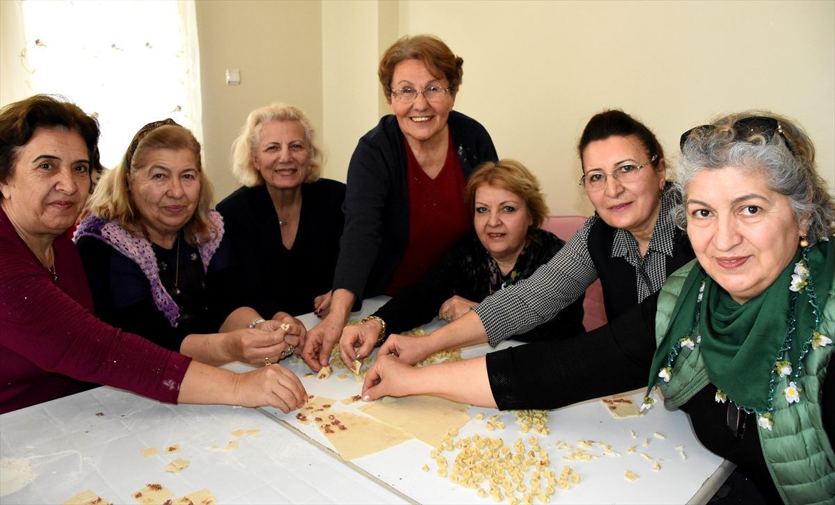 Emekli kadınlar üniversite öğrencilerine burs verebilmek için üretiyor