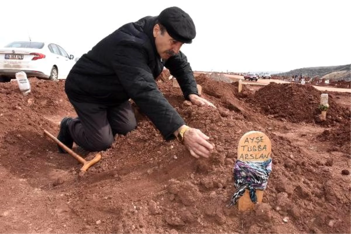 Eski eşinin öldürdüğü Ayşe Tuba\'nın mezarına babasından Kadınlar Günü\'nde ziyaret