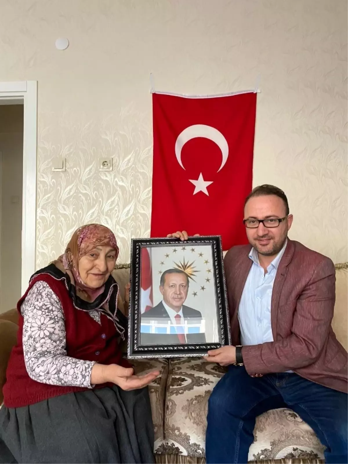 Fatma Teyzeye Erdoğan\'ın tablosu hediye edildi