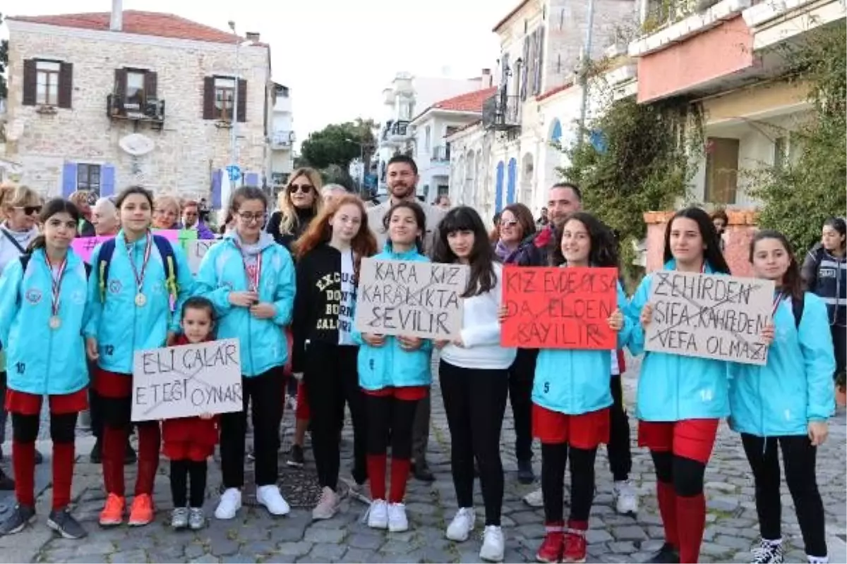 Foçalı kadınlar, kadınla ilgili olumsuz sözlerin yer aldığı dövizlerle yürüdü