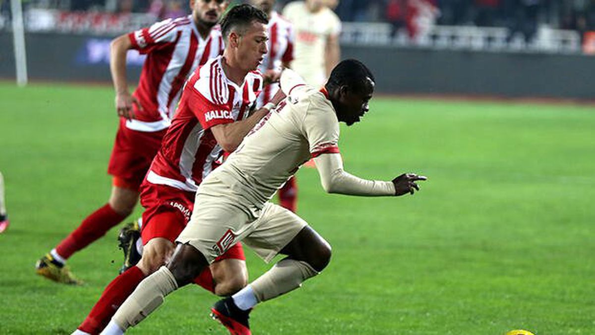 Galatasaray\'da Jean Michael Seri\'den hakeme penaltı tepkisi!
