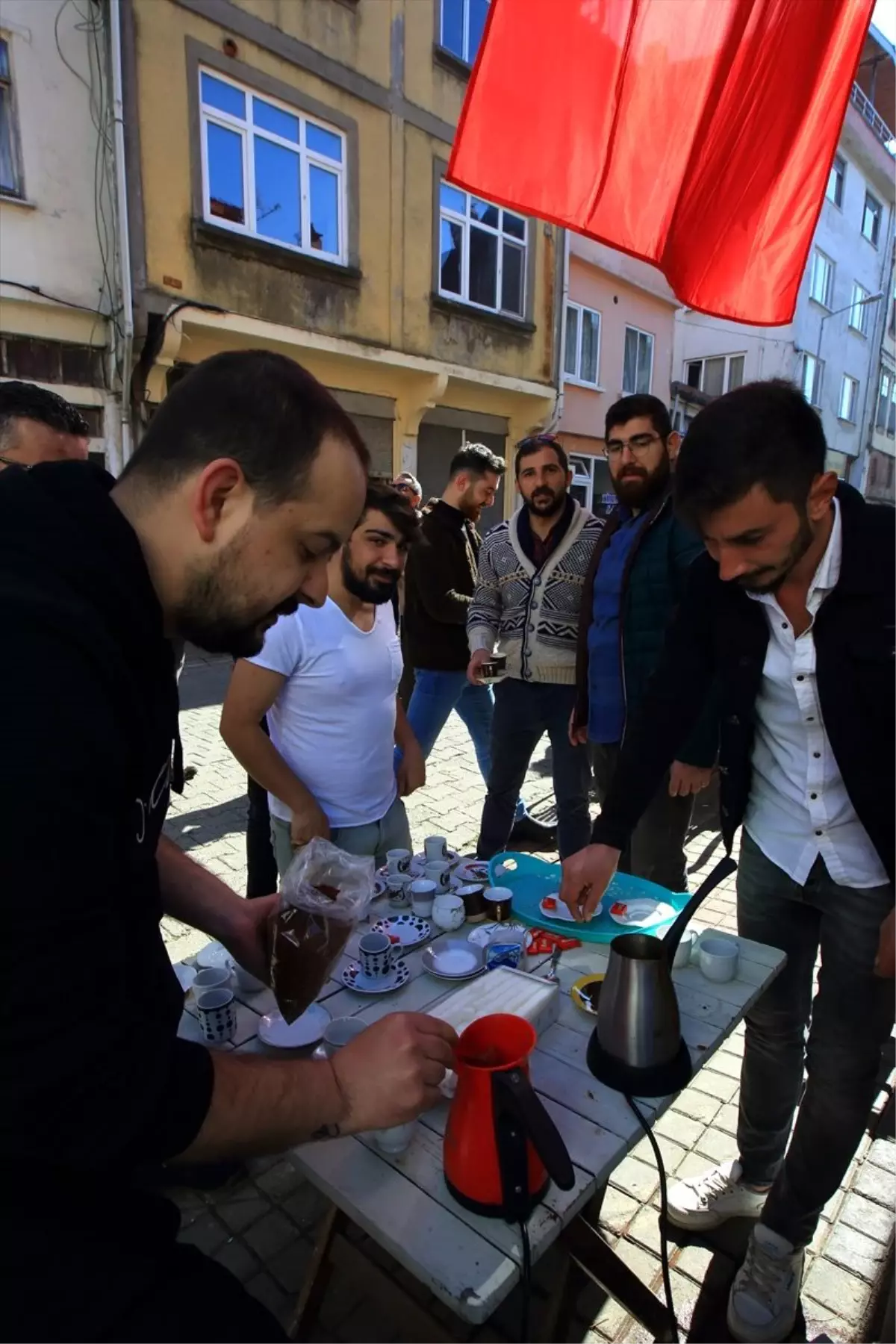 Giresun\'da erkeklerin hazırladıkları kahveler kadınlara ikram edildi