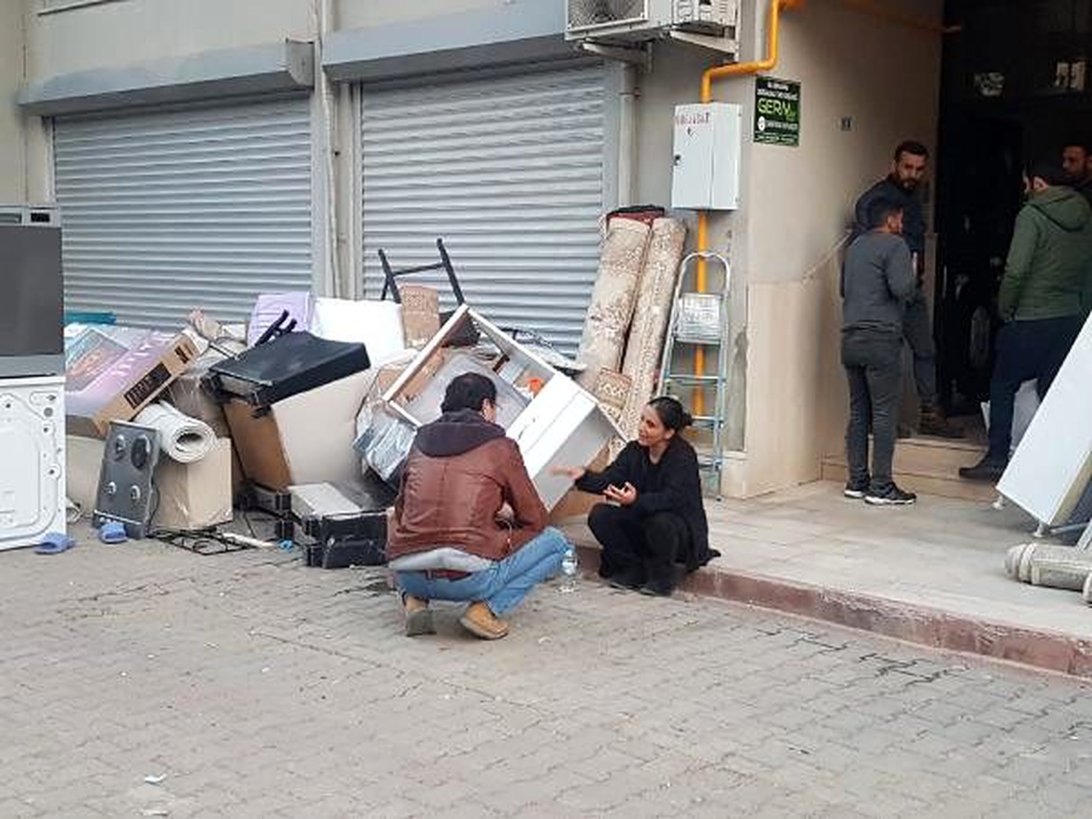 Gülistan\'ın ablası, kardeşinin kaybolmasından sorumlu tuttuğu ailenin taşınmasına engel oldu