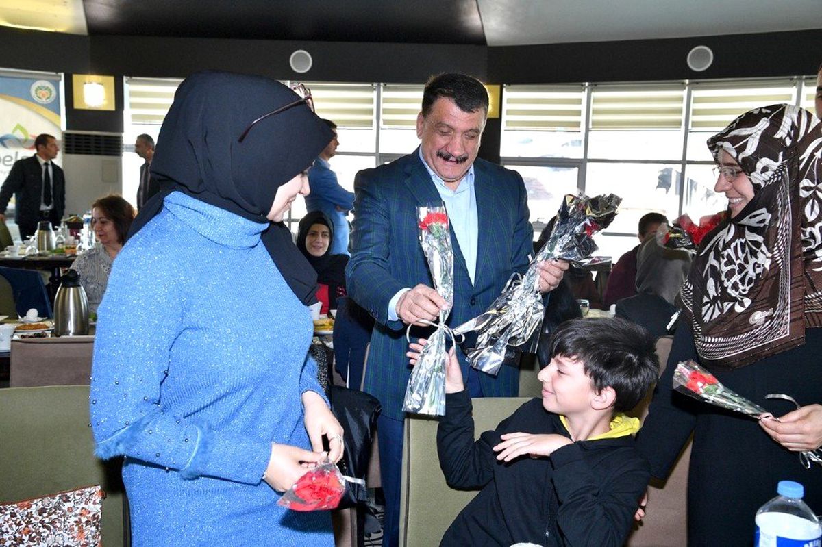 Gürkan\'dan kadınlara karanfil