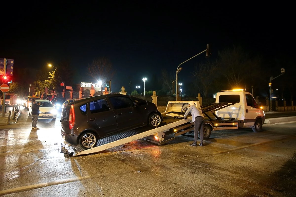 İstanbul\'da polisten kaçan minibüs otomobile çarptı: 4 yaralı
