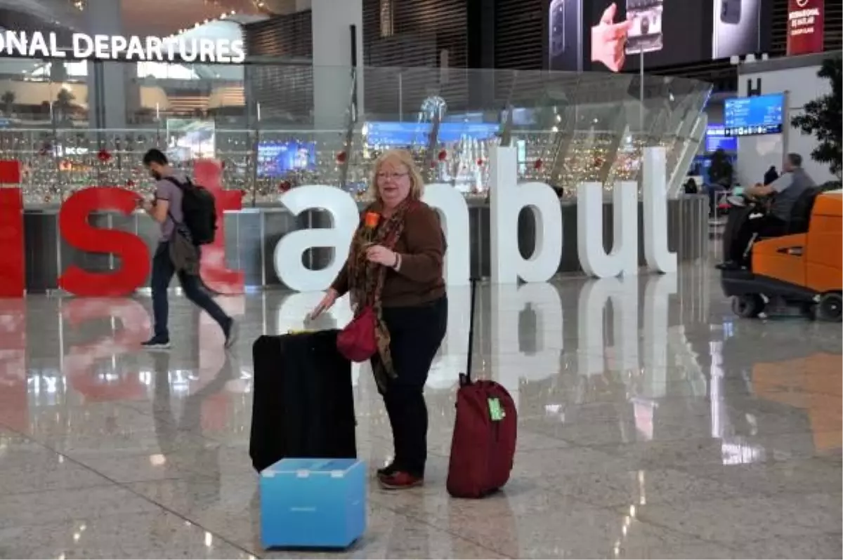 İstanbul Havalimanı\'nda kadın yolculara çiçekler verildi, pastalar kesildi