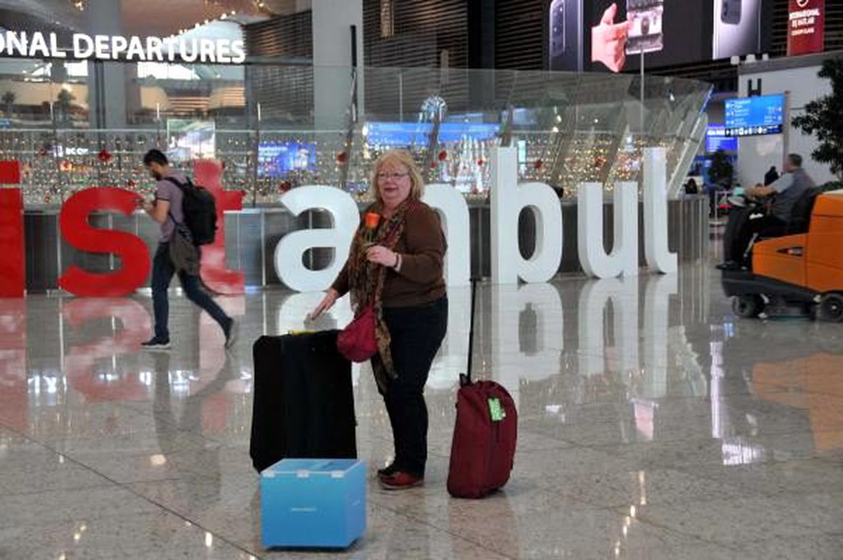 İstanbul Havalimanı\'nda kadın yolculara çiçekler verildi, pastalar kesildi