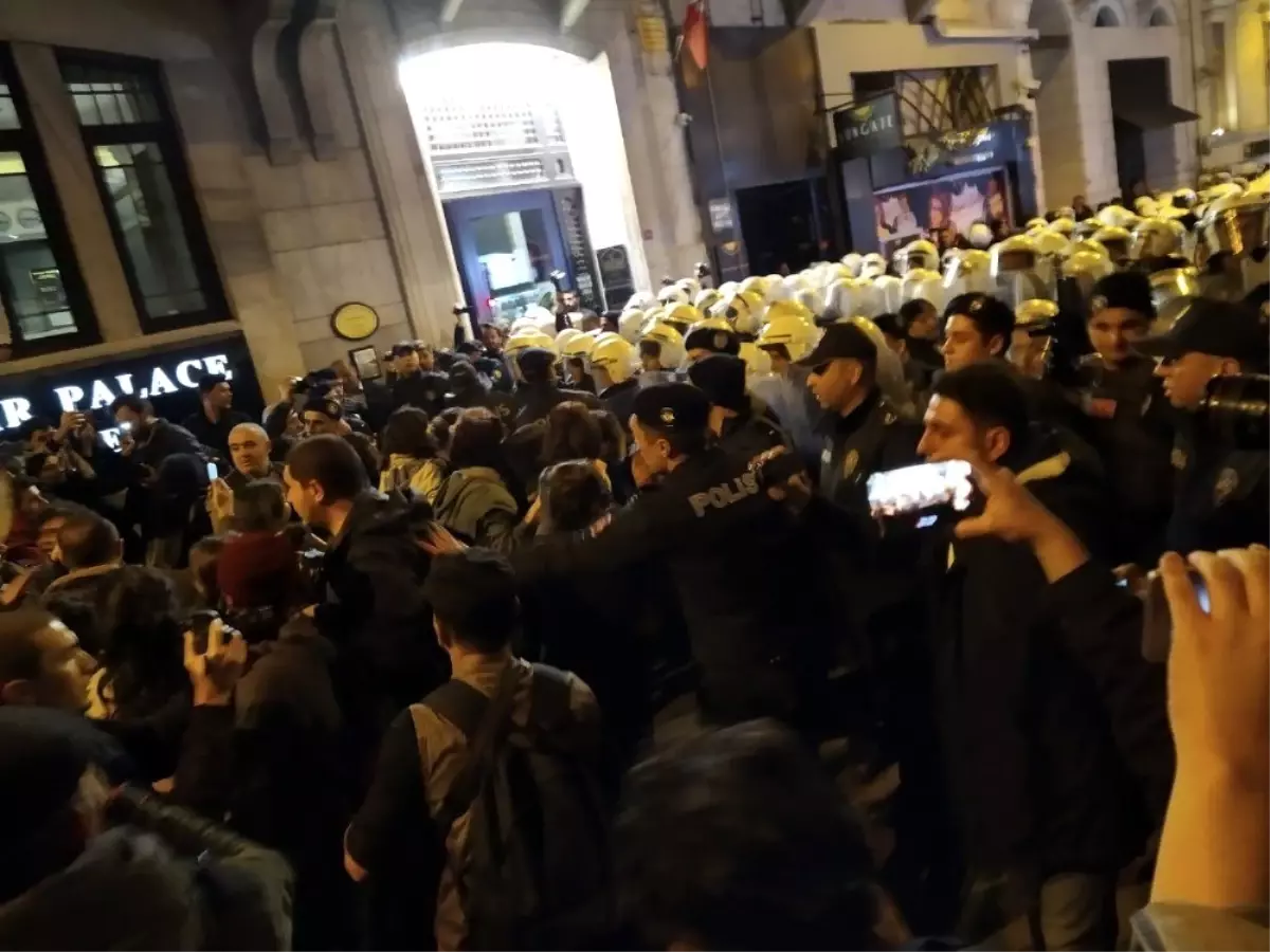 İstiklal Caddesi\'nde izinsiz yürümek isteyen kadınlara müdahale