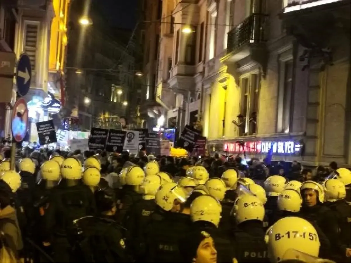 İstiklal Caddesi\'nde yürümek isteyen kadınlara polis müdahalesi