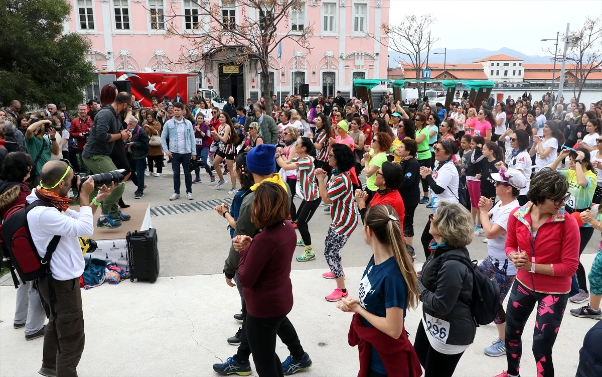 İzmir\'de "8 Mart Dünya Kadınlar Günü" koşusu düzenlendi