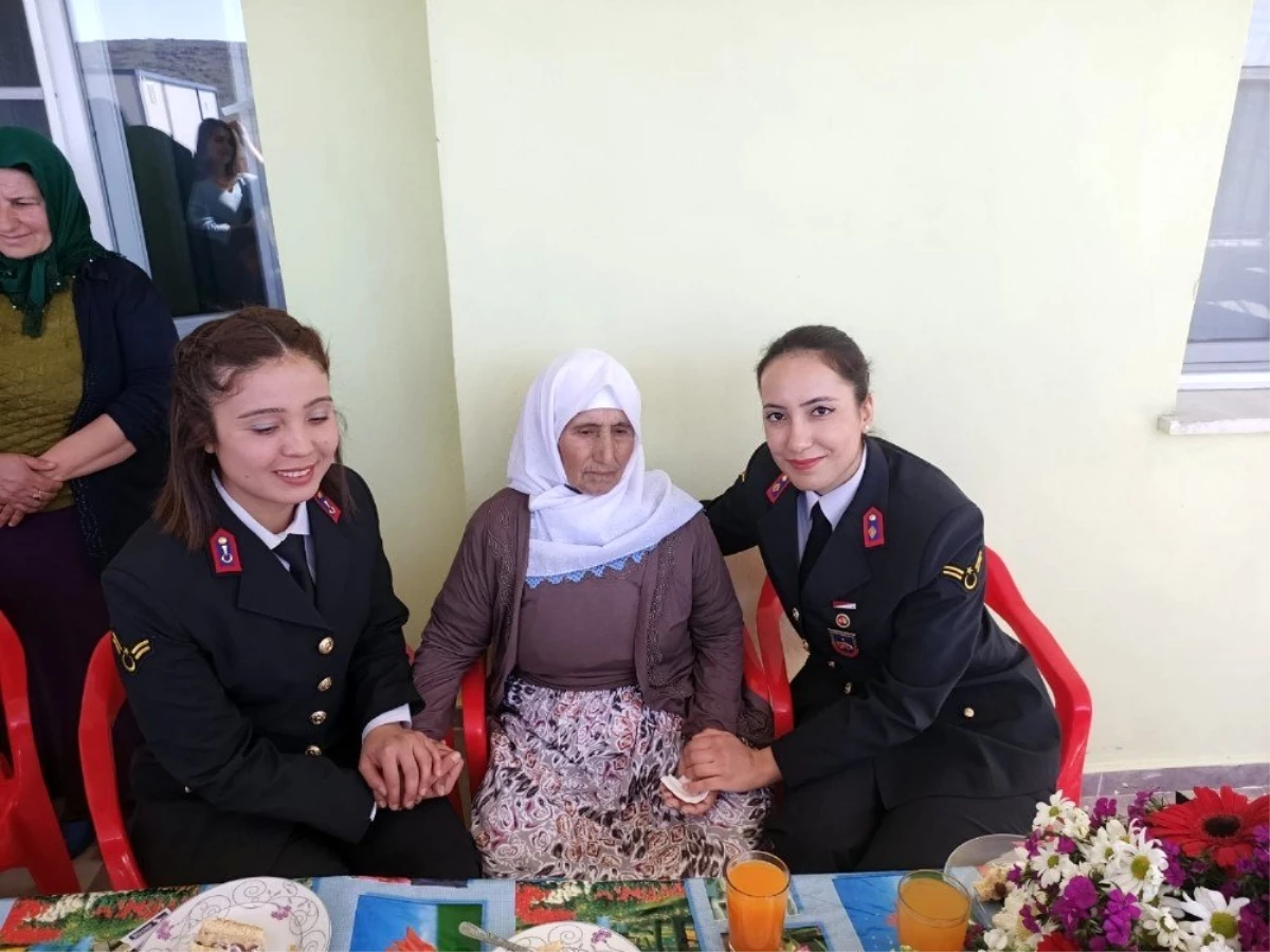 Jandarma\'dan 107 yaşındaki nineye Kadınlar Günü sürprizi