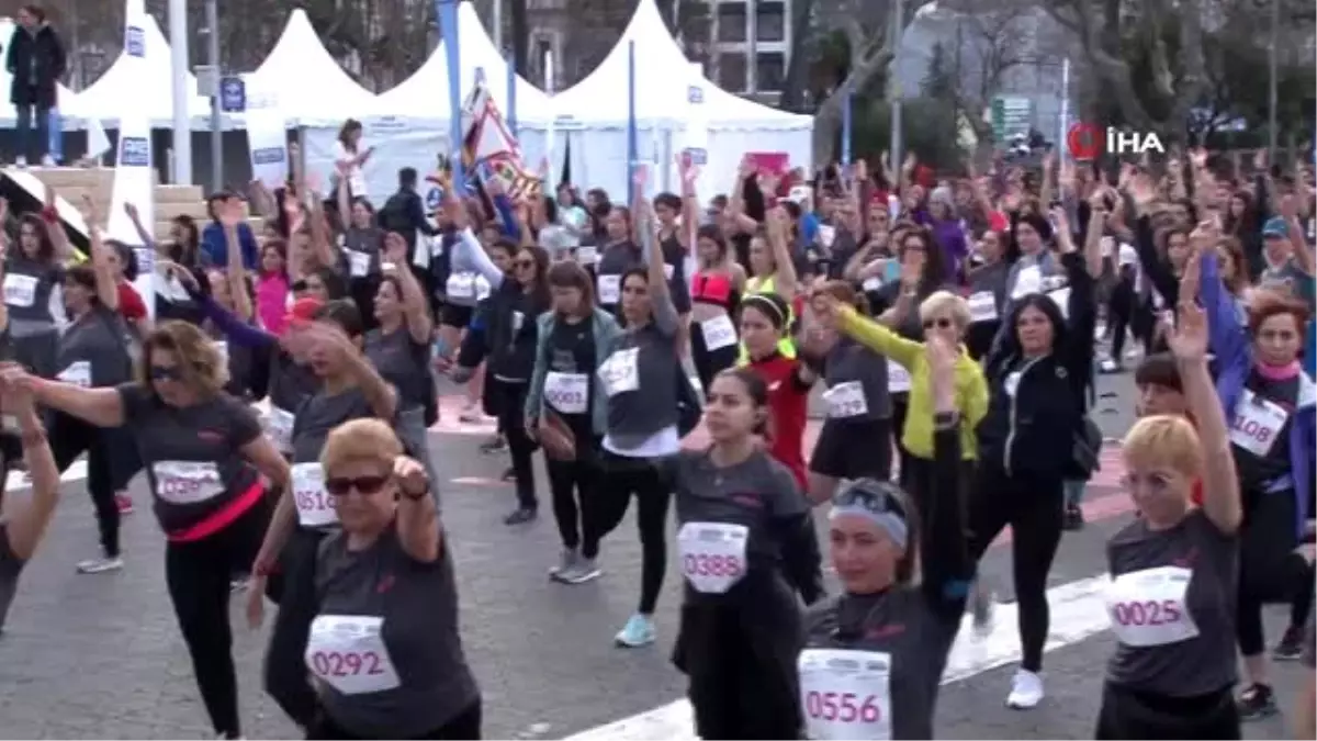 Kadıköy\'de 8 Mart Dünya Kandınlar Günü\' nde binlerce kadın koştu