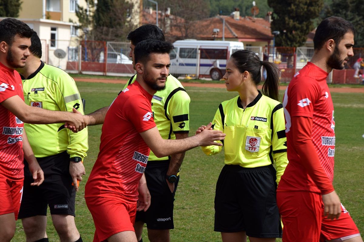 Kadın futbol hakemine ilk maçında çiçek sürprizi