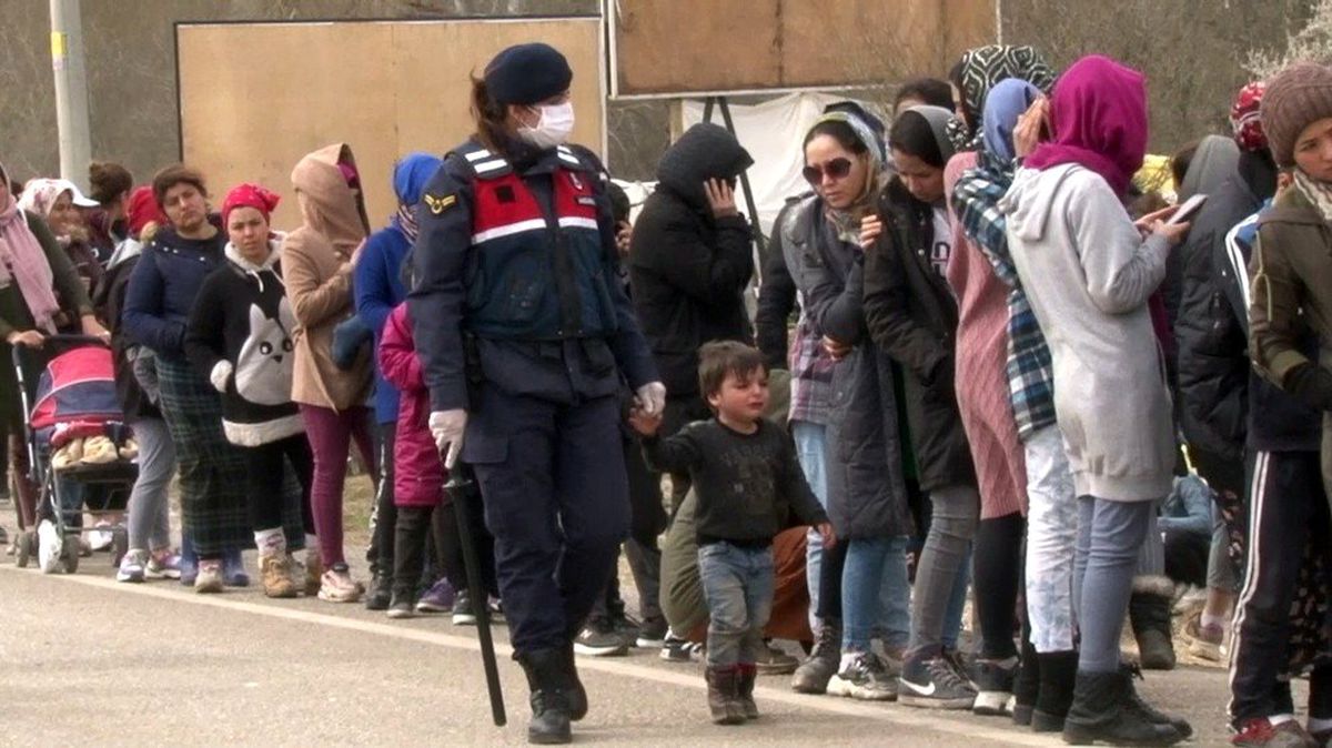 Kadın komutan mültecilerin gönlünü fethetti