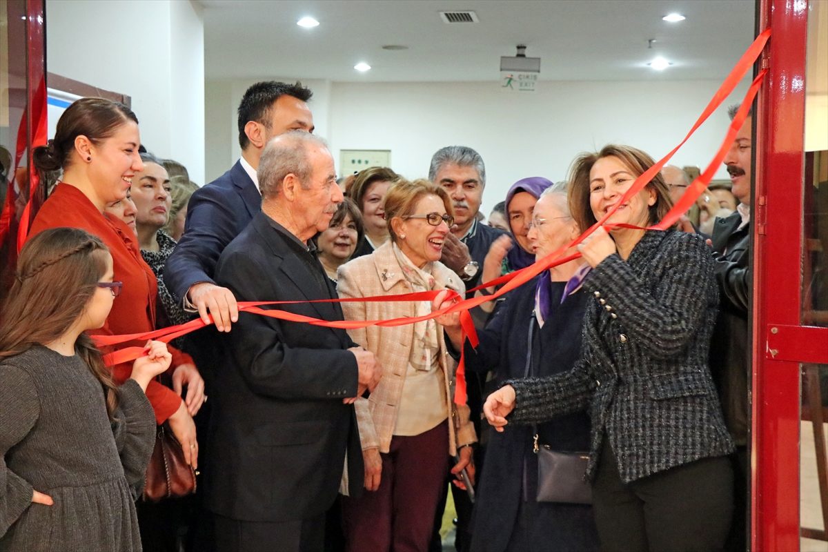 Kadın kursiyerlerin resim sergisi açıldı